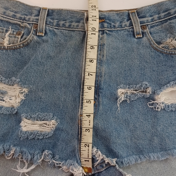Levis 550 Sz 12 High-Rise Distressed 100% Cotton Cut Off Denim Shorts - Picture 12 of 13